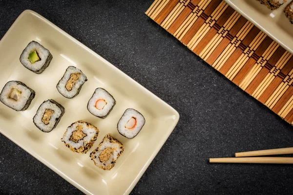 Sushi rollos hosomaki y uramaki —  Fotos de Stock