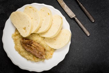 Domuz eti köfte ve lahana