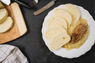 Domuz eti köfte ve lahana