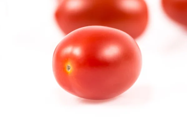 Tomate cereja em branco — Fotografia de Stock