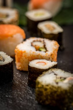 Suşi rulo hosomaki ve uramaki