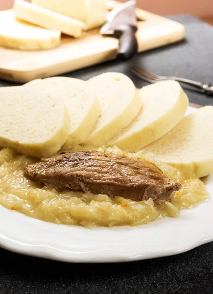 Bolinhos de porco e repolho — Fotografia de Stock