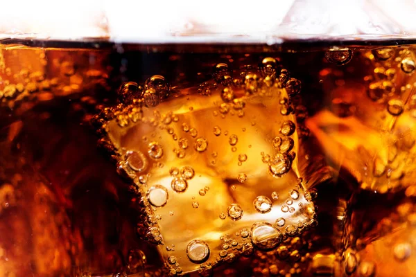 Cola met ijsblokjes — Stockfoto