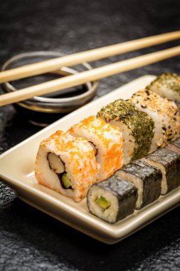 Suşi rulo hosomaki ve uramaki