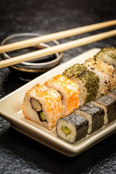 Suşi rulo hosomaki ve uramaki