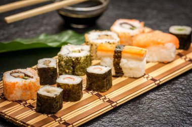 Suşi rulo hosomaki ve uramaki