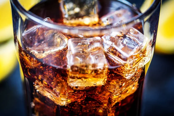 Cola mit Eiswürfeln — Stockfoto