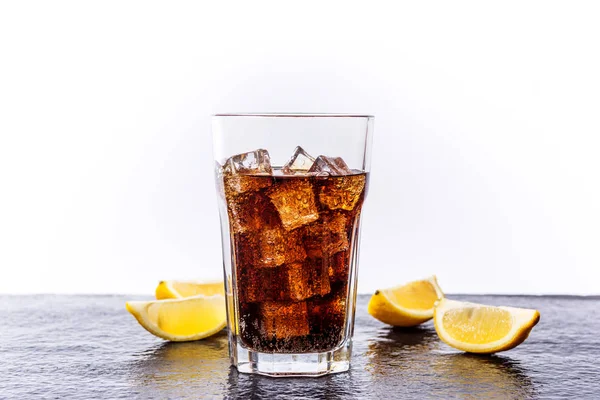 Cola con cubetti di ghiaccio — Foto Stock