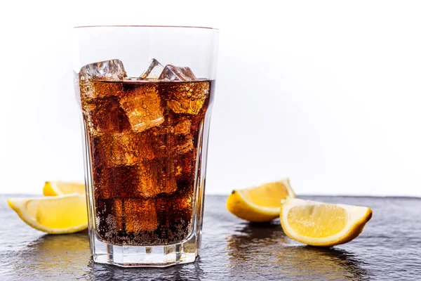 Cola med isbitar — Stockfoto