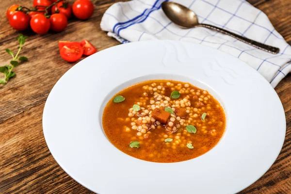 Sopa de tomate com cevada — Fotografia de Stock