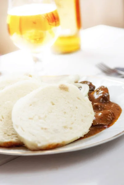 Goulash com bolinhos — Fotografia de Stock