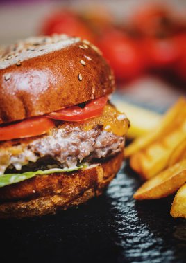 hamburger, patates kızartması ile