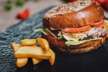 hamburger, patates kızartması ile