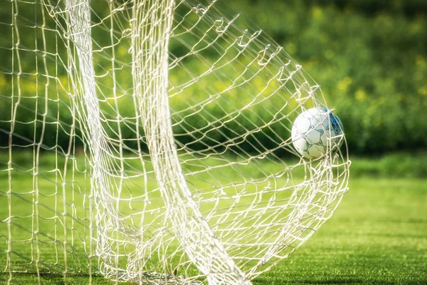 Voetbal in het doel — Stockfoto