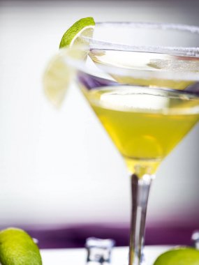Alkol kokteyl ROM ve limonlu kokteyl