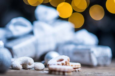 Gümüş Noel süsleri