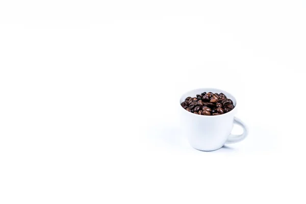 Cup met koffieboon op wit — Stockfoto