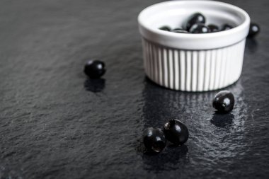 Siyah taş üzerine siyah zeytin