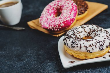 Siyah taş masada tatlı çörek