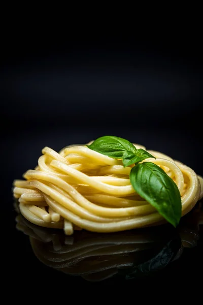 Spaghetti italien sur noir — Photo