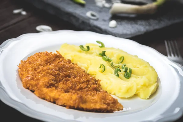 Hähnchensteak oder Schnitzel mit Kartoffelbrei — Stockfoto