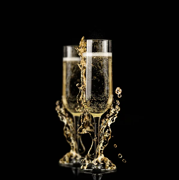 Champagne glazen met splash — Stockfoto
