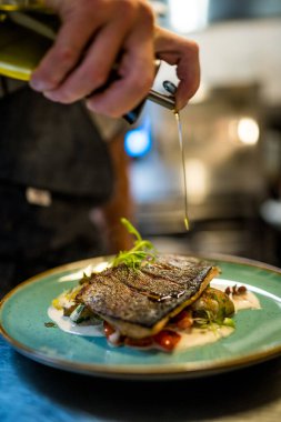 Aşçı ızgara somon ve sebze yaptı