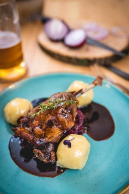 Kızarmış ördek bacak