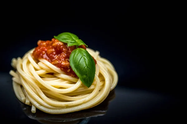 Итальянские спагетти на черном — стоковое фото