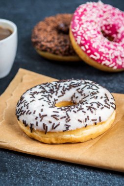 Siyah taş masada tatlı çörek