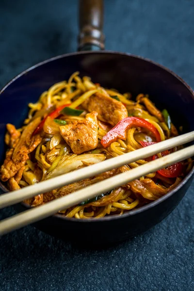 Asian noodles with chicken meat — Stock Photo, Image