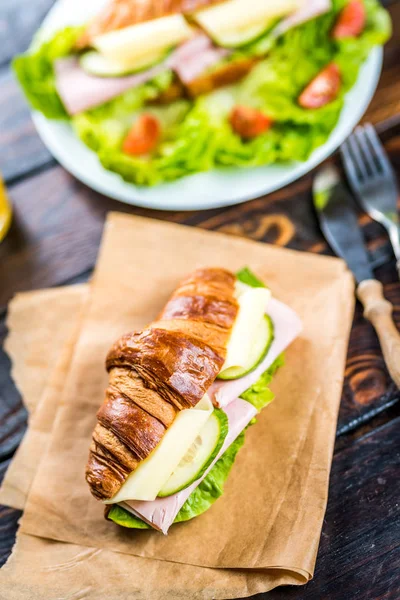 Französisches Croissant mit Schinken — Stockfoto