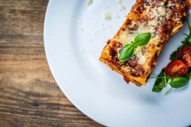 İtalyan makarnası lazanya.