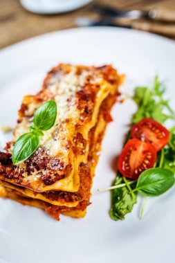 İtalyan makarnası lazanya.