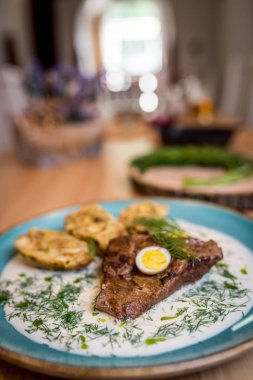 Dereotu soslu biftek.