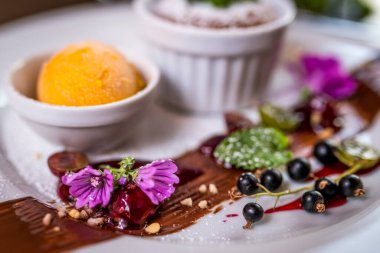 çikolatalı sufle ve dondurma