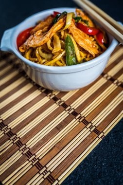 Tavuk eti ile Asya erişte