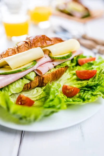 Croissant francés con jamón — Foto de Stock