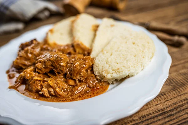 Goulash granulado com bolinho — Fotografia de Stock