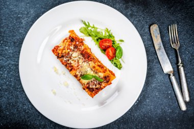 İtalyan makarnası lazanya.