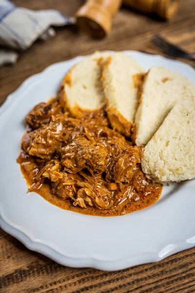 Goulash granulado com bolinho — Fotografia de Stock