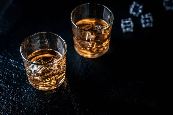 Whisky Whisky Bourbon Coñac Con Hielo Mesa Piedra Negra —  Fotos de Stock