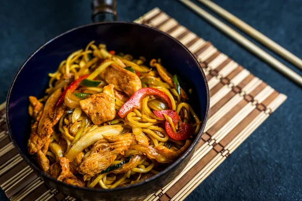 닭고기 고기와 야채를 아시아 — 스톡 사진