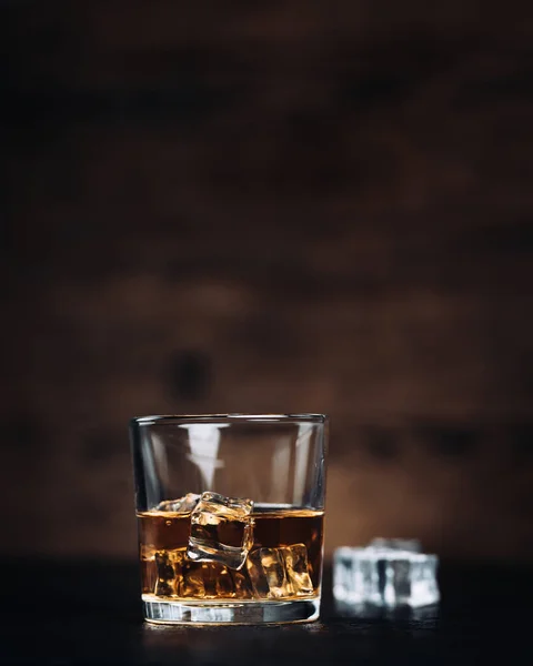Whisky Whisky Bourbon Coñac Con Hielo Sobre Mesa Piedra Negra —  Fotos de Stock