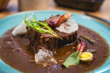 Domuz pastırmalı biftek ve bıldırcın yumurtası.