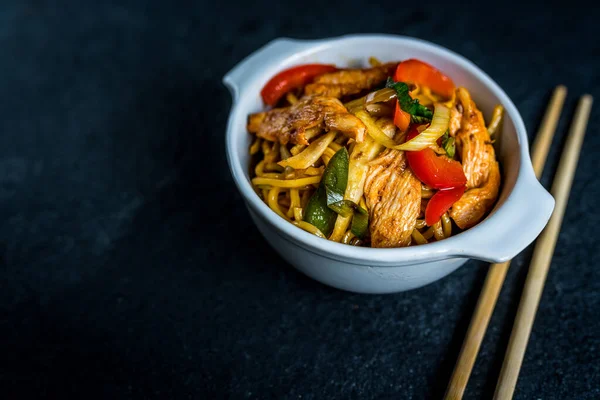 Asian Noodles Chicken Meat Vegetables Black Stone Table — Stock Photo, Image