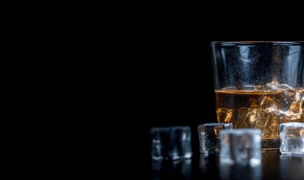 Whisky Whisky Bourbon Eller Konjak Med Isfläckar Svart Stenbord — Stockfoto