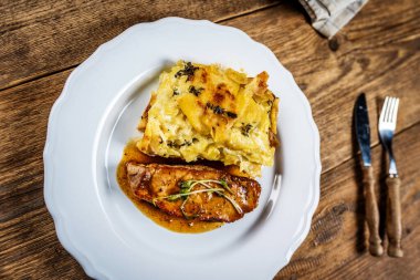 Domuz eti sous vide ve fırında patates