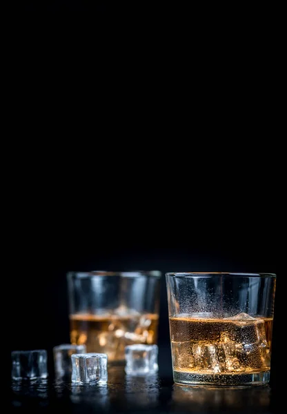 Whisky Whisky Bourbon Lub Koniak Kostkami Lodu Czarnym Kamiennym Stole — Zdjęcie stockowe