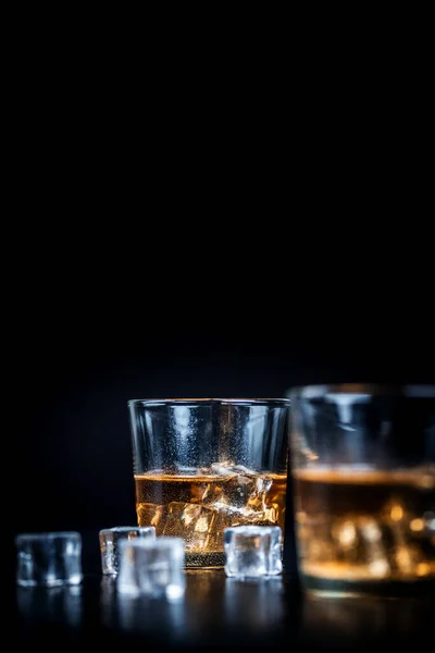 Whisky Whisky Bourbon Cognac Con Cubetti Ghiaccio Sul Tavolo Pietra — Foto Stock